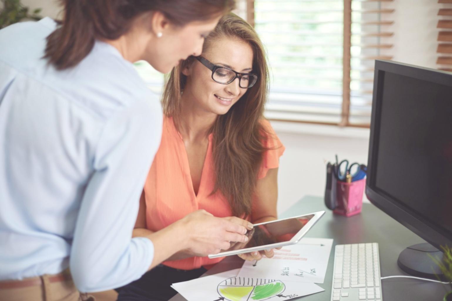 Professionelles Team bei der Budgetplanung